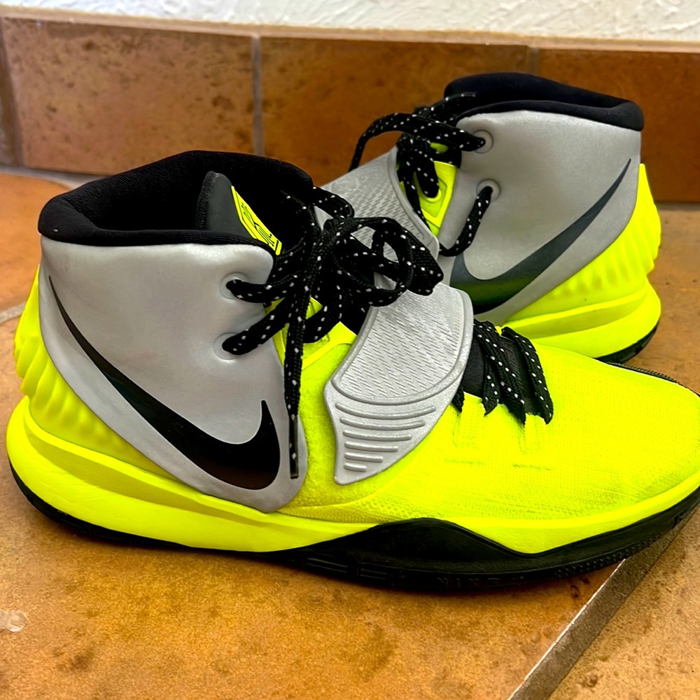 Kobe Nike Tennis Shoes size Youth 7